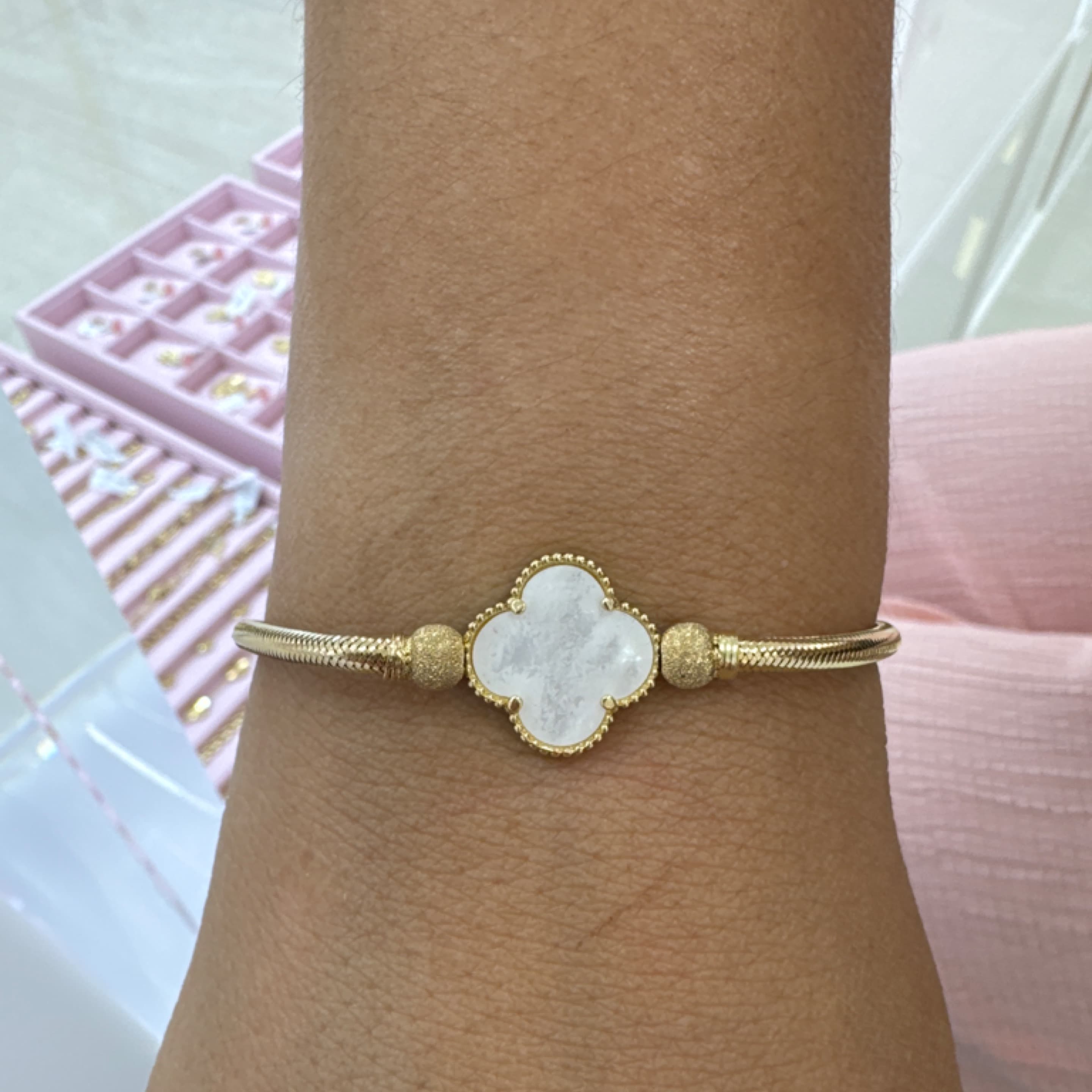 Elastic Withe flower bracelet 14KT