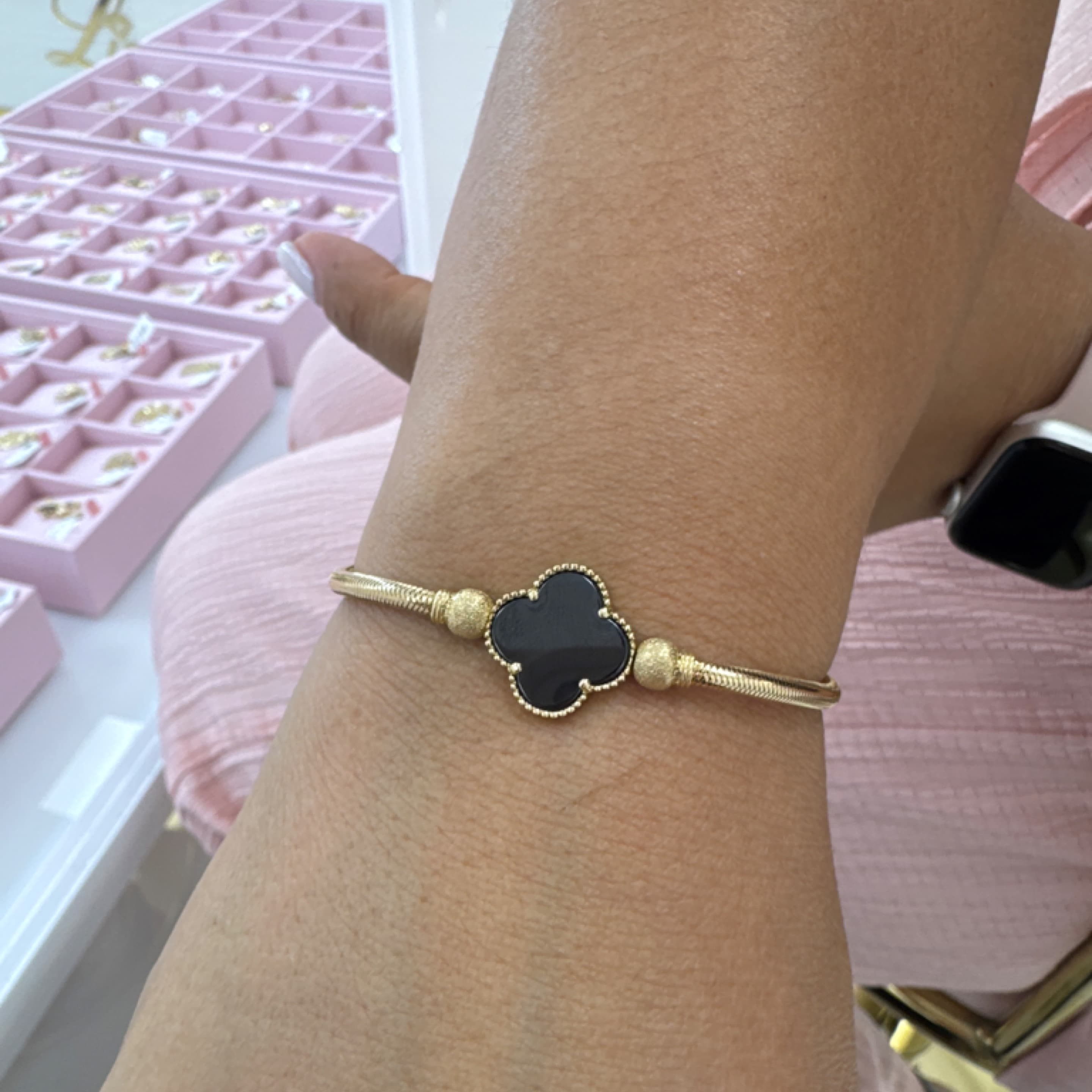 Elastic Black Flower bracelet 14KT