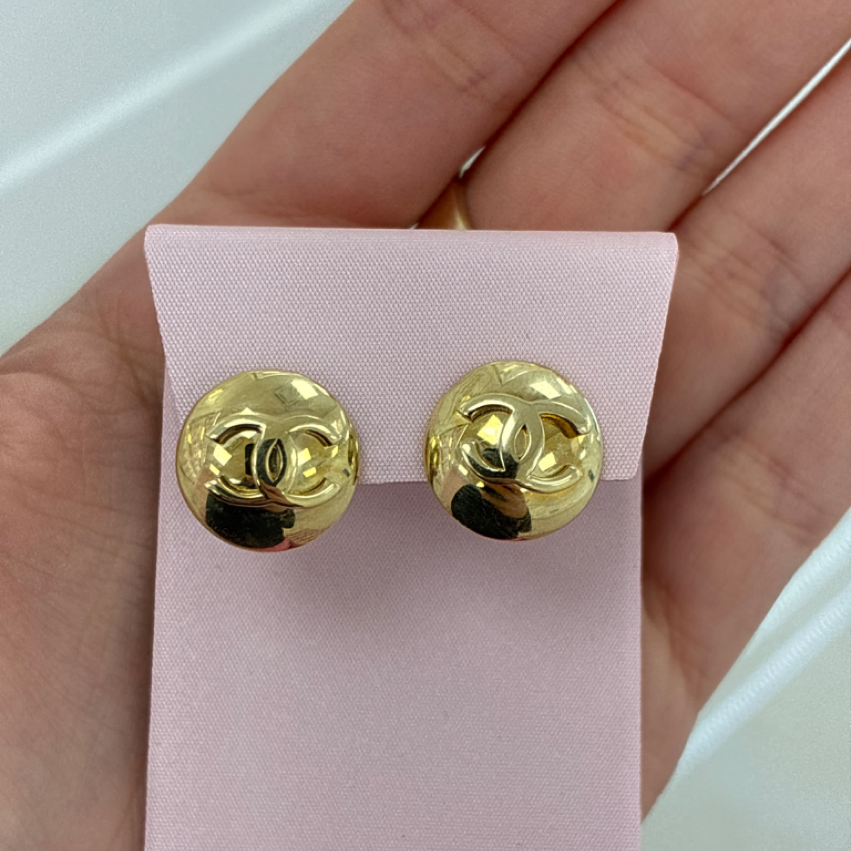 Omega closure CC circular earrings 10KT