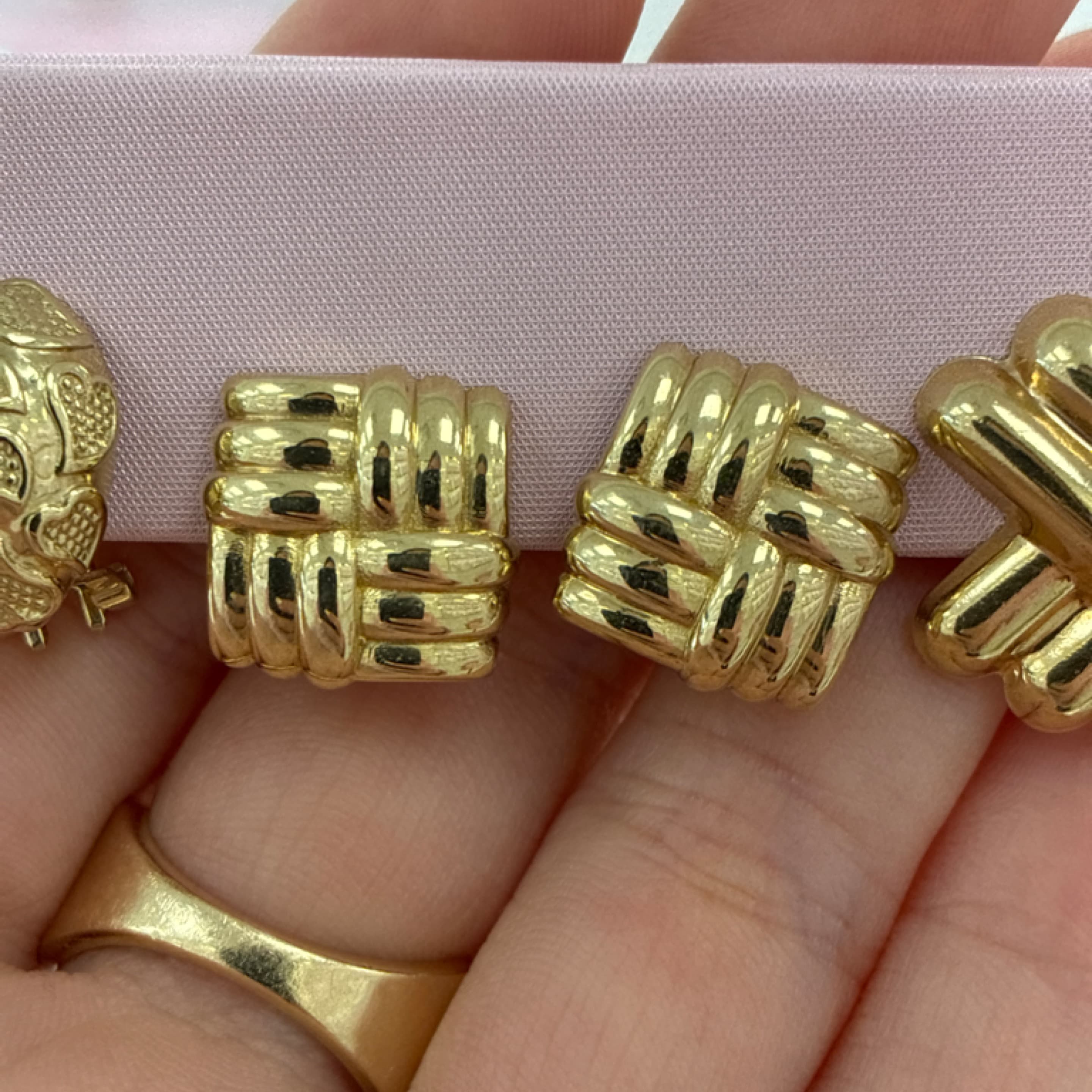 Square earrings with omega closure 10KT