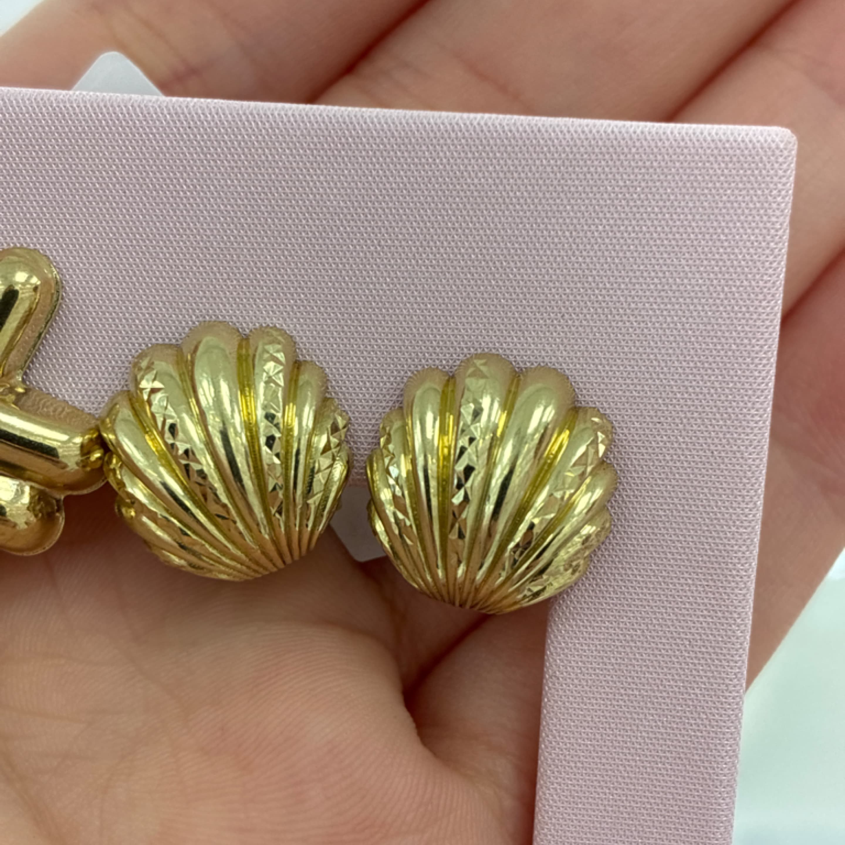 Shell earrings with omega closure 10KT