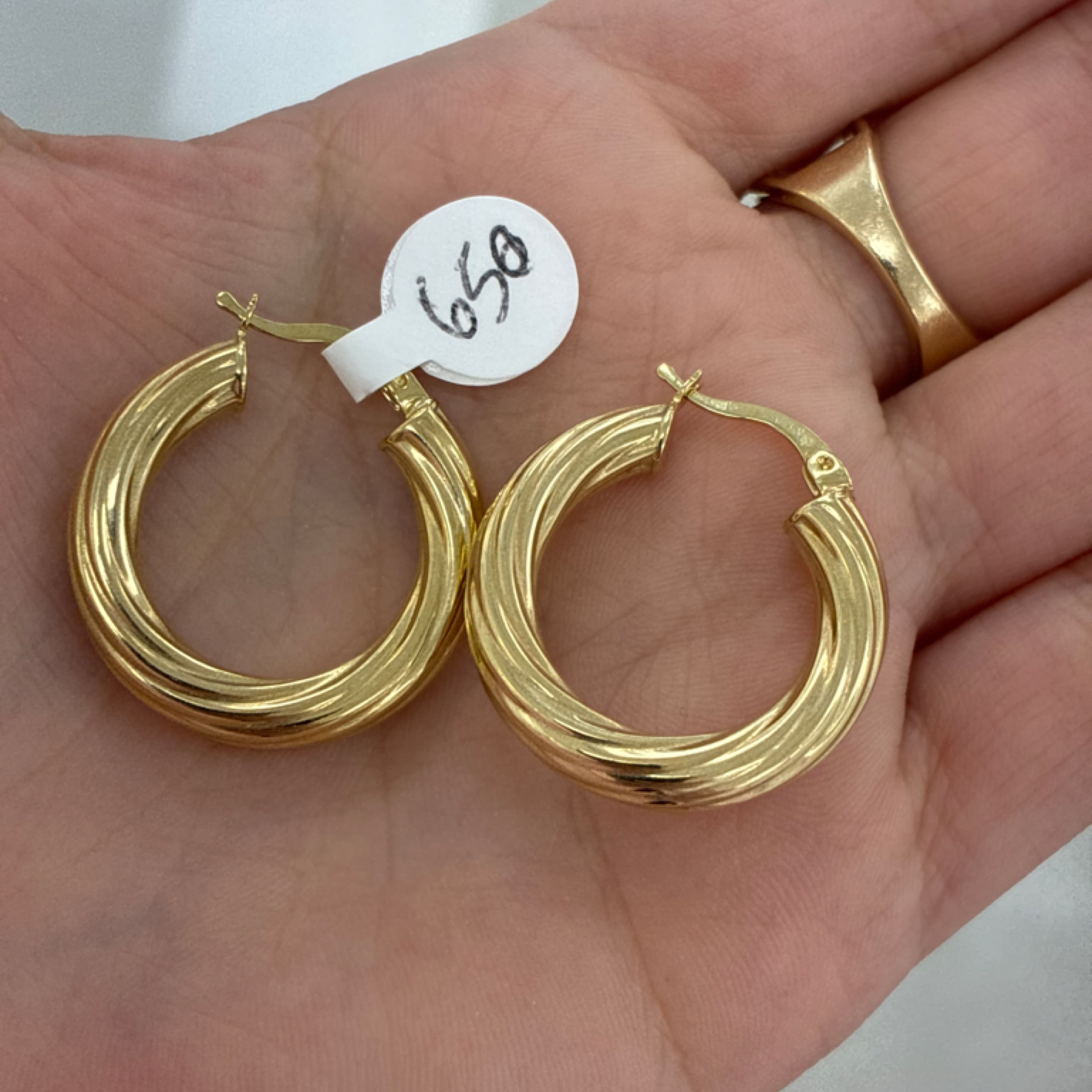 Twisted thick Hoop 10KT